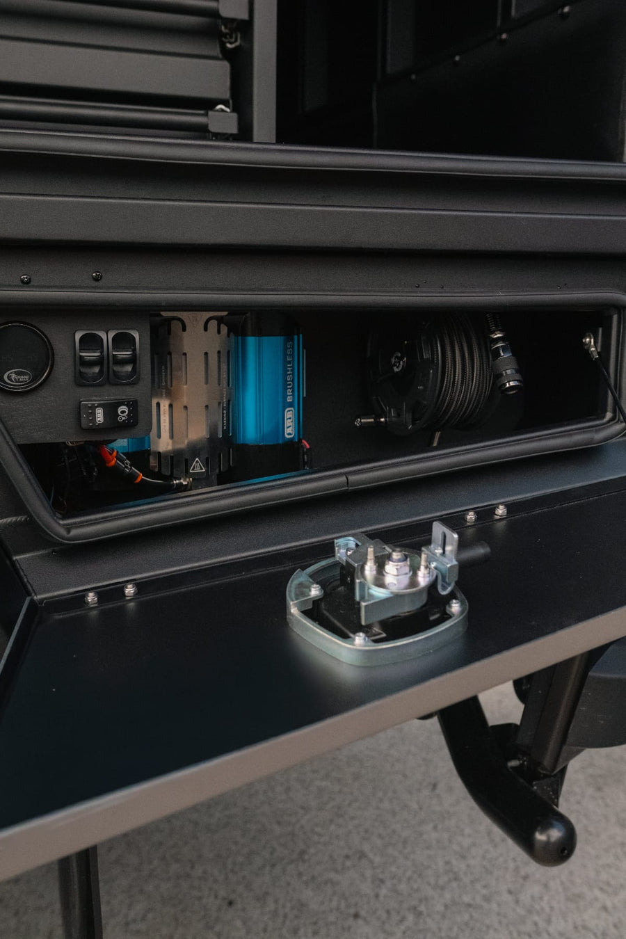 Ford Ranger Super Duty canopy toolbox with integrated ARB compressor, airbagman switch panel and 7m hose cable