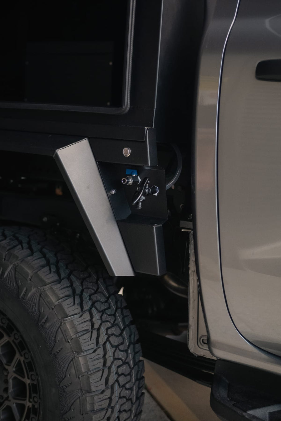 External water outlet and air connection fitted to a Ford Ranger Super Duty canopy